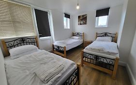 Serene 1 Bedroom, 3 Single Beds